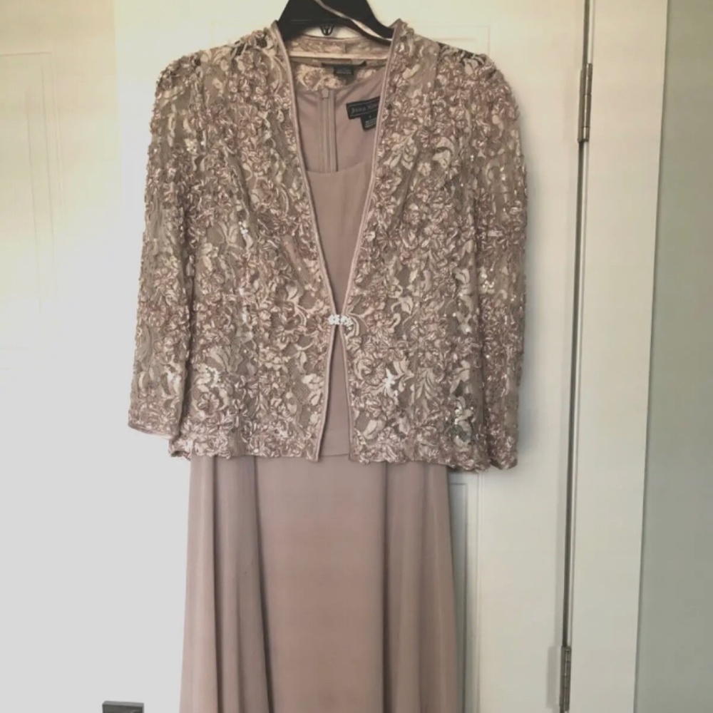 Jessica Howard formal wear dress, size 8, champagne